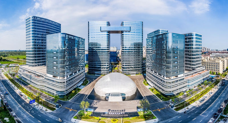 濮院共有登记在册的市场主体46824家，其中服装类主体35530家，企业8755家，是目前国内产业规模最大的毛衫服装生产基地和集散中心。