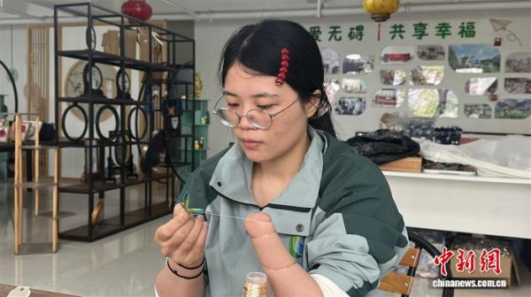 安全配资 四川“95后”残疾工匠“指尖生花” 用传统技艺打开“新世界”